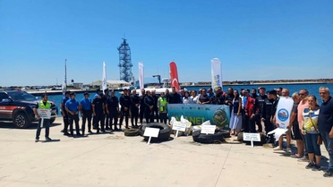 Enez'de kurbağa adamlar deniz dibindeki atıkları temizledi