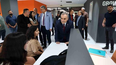 Erciyes Üniversitesi yenilenen kütüphanesini öğrencilere açtı