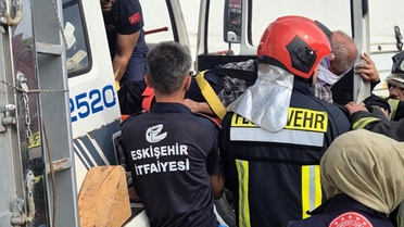 İki kamyonun karıştığı kazada sıkışan sürücüyü itfaiye ekipleri çıkardı