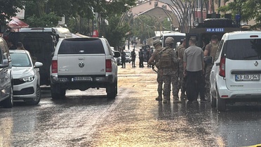 İşitme engelli kardeşini ve bir polis memurunu yaralayan şüpheli, operasyonla etkisiz hale getirildi