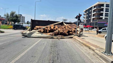 Antalya'da Kamyon Devriği: Tomruklar Yola Saçıldı