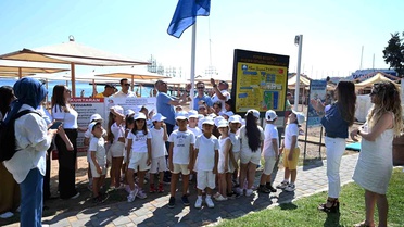 Kemer Belediyesi Halk Plajı'nda mavi bayrak göndere çekildi