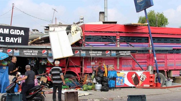 Adana'da Kamyon Bakkala Daldı
