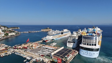 Kuşadası'na 10.500 Turist Geldi