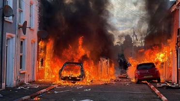 Kuzey İrlanda’da iç savaş görüntüleri: Evler ve araçlar ateşe verildi!