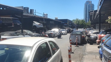 Lüks otomobilin servet değerindeki altın amblemini çaldı, savunması pes dedirtti