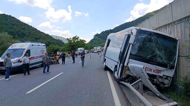 Bilecik'te Midibüs Tıra Çarptı: 6 Yaralı