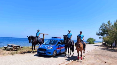 Kuşadası'nda Atlı Jandarma Devriyesi