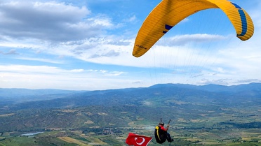 Paraşütçülerden Milli Takıma Destek
