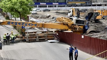 İş Makinesi Devrildi, Operatör Yaralandı