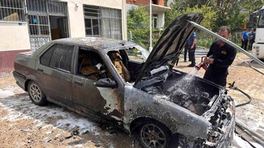 Park halindeki otomobilde çıkan yangın söndürüldü