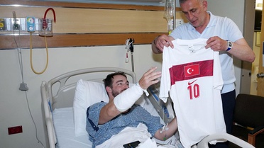TFF Başkanı Hacıosmanoğlu, kaza geçiren ABD'li polisi hastanede ziyaret etti