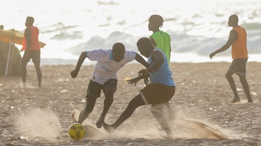 Senegal Sahillerinde Gençlerin Futbol Heyecanı