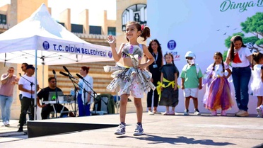 Didim'de minik tasarımcılar geri dönüşüm defilesiyle çevreye dikkat çekti