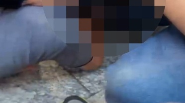 Tramvayda taciz iddiası! Yolcular darbetti: O senin kızın yaşında