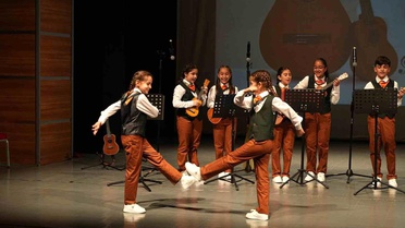 Konservatuvar öğrencileri hem çaldı hem oynadı