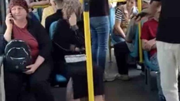 Metroda telefon tartışması kamerada
