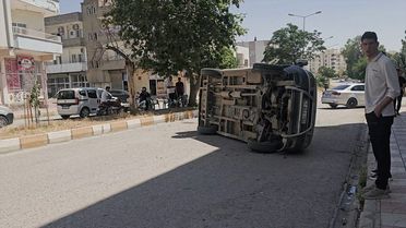 Nusaybin'de Ticari Araç Devrildi: Sürücü Yaralandı