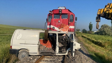 Tren Kamyonete Çarptı, Yaralı Yok