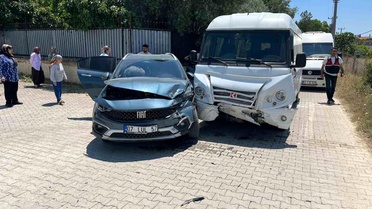 Manavgat'ta okul servisi otomobille çarpıştı: 7'si çocuk 9 yaralı