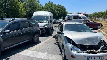 Balıkesir'de Zincirleme Kaza: 2 Yaralı