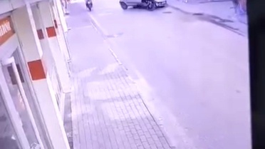 Bursa'da İlginç Kaza: Motosiklet Sürücüsü Sağ Salim