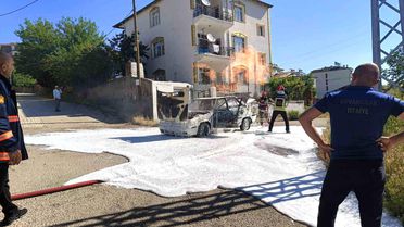 Elazığ'da yanan araç küle döndü