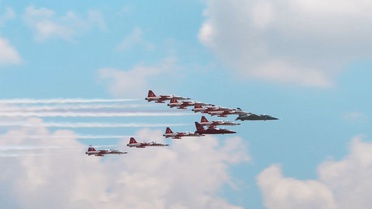 Türk Yıldızları ve HÜRJET’ten 10 Uçaklı Tarihi Kol Uçuşu