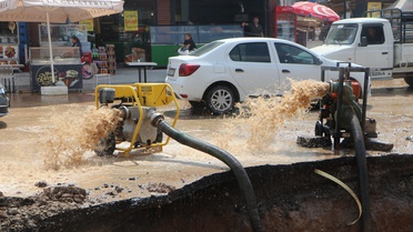 Adana'da su borusu patladı: Cadde çöktü, ev ve iş yerlerini su bastı