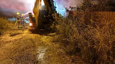 İvrindi'de samanlık yangını: 200 balya küle döndü 1 düve telef oldu
