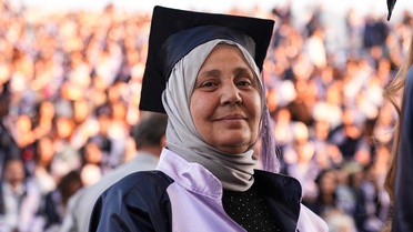 Kanser nedeniyle ara verdiği üniversiteden 38 yıl sonra birincilikle mezun oldu 