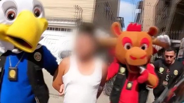 Dünya Kupası maskotu sandı, karşısında polisi buldu