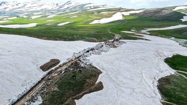 Van'da haziranda 3 metreyi bulan karda yol açma çalışması