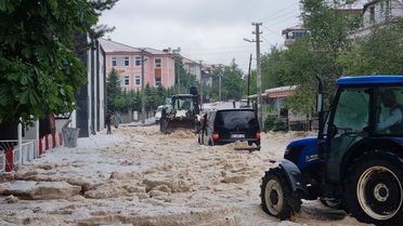 Afyonkarahisar'da Dolu ve Sağanak Tarımı Vurdu