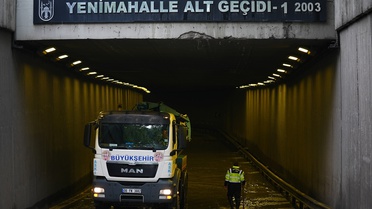 Ankara'da şiddetli yağmurda yol çöktü