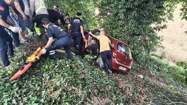Şarampole uçan otomobilde 2 yaralı