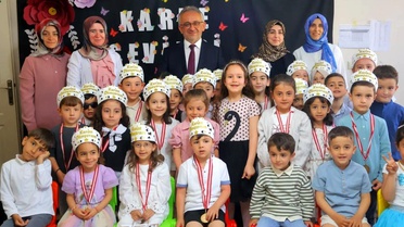 Bayburt'ta Minik Öğrencilere Karne Töreni
