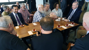 Erdoğan, Erzurum Vakfı Lokalini Ziyaret Etti