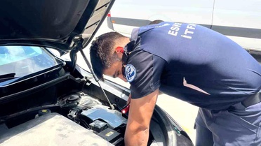 Motor bölümünde sıkışan kedi kurtarıldı