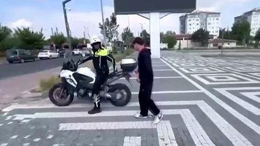 Kayseri'de Polis, Geç Kalan Öğrencileri Sınava Yetiştirdi