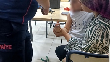 Osmaniye'de parmağı duş başlığına sıkışan çocuğu itfaiye kurtardı