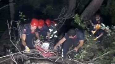 Otomobil uçuruma yuvarlandı: 3 yaralı 100 metrelik uçurumdan kurtarıldı