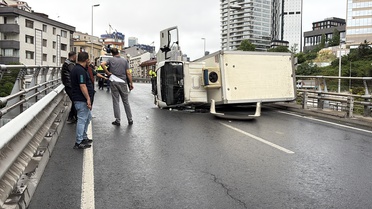 Şişli'de Kamyonet Devrildi, Yol Kapatıldı