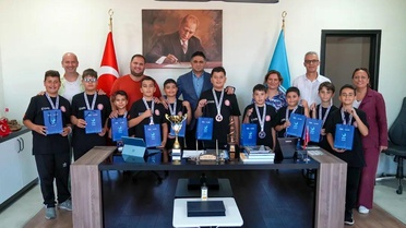 Türkiye üçüncüsü halk oyunları ekibinden Başkan Acar'a ziyaret