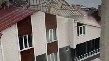 Ahlat'ta fırtına çatıları uçurdu