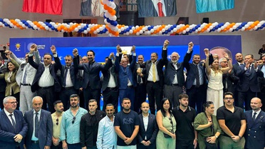 AK Parti'ye 612 yeni katılım ve rozet töreni