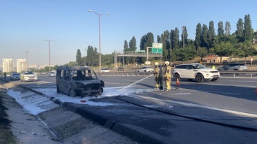 Esenyurt'ta Hafif Ticari Araç Yandı