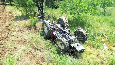 Manisa'da Traktör Devrildi: Sürücü Ağır Yaralandı