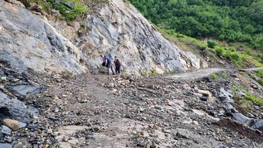 Heyelan nedeniyle kapanan köy yolunda vatandaşlar halatlarla karşıya geçti