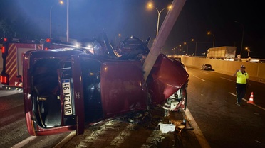 Kahramanmaraş'ta otomobil direğe çarptı: 1'i ağır 2 yaralı